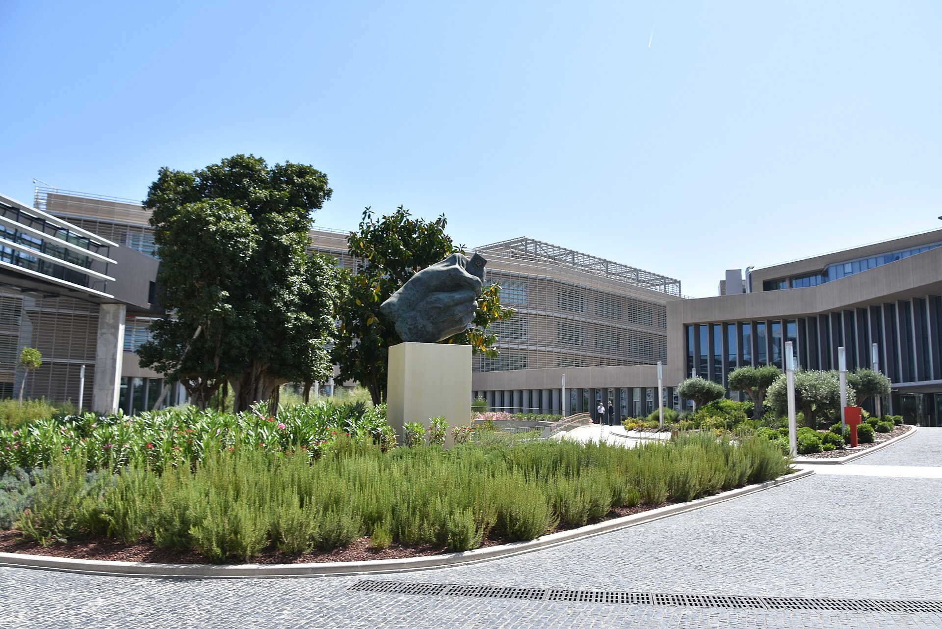 西班牙瓦倫西亞嘅 EUIPO 大樓外觀，玻璃幕牆辦公室建築，懸掛歐盟旗。
