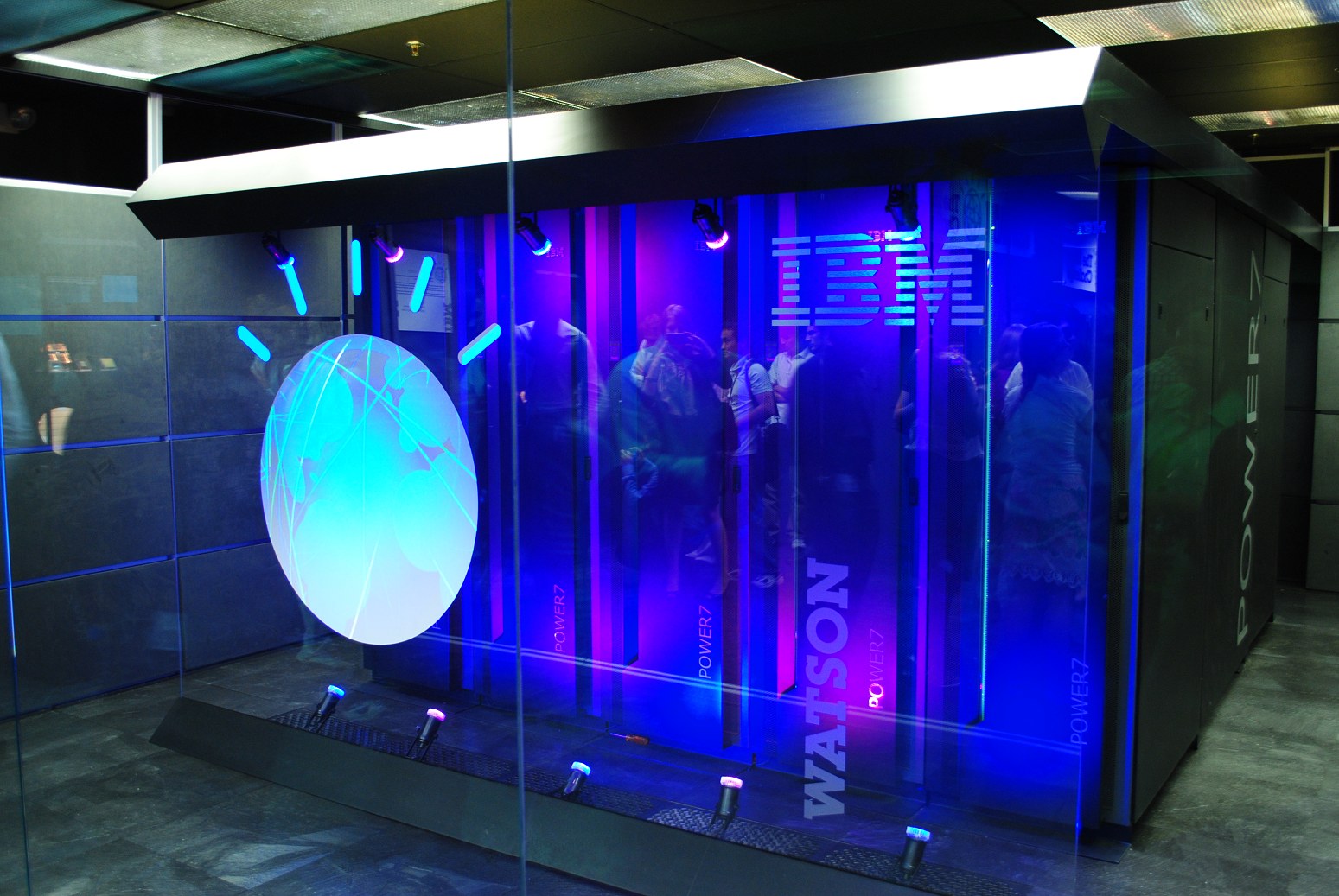數據中心內一排排 AI 伺服器機架，示意圖。