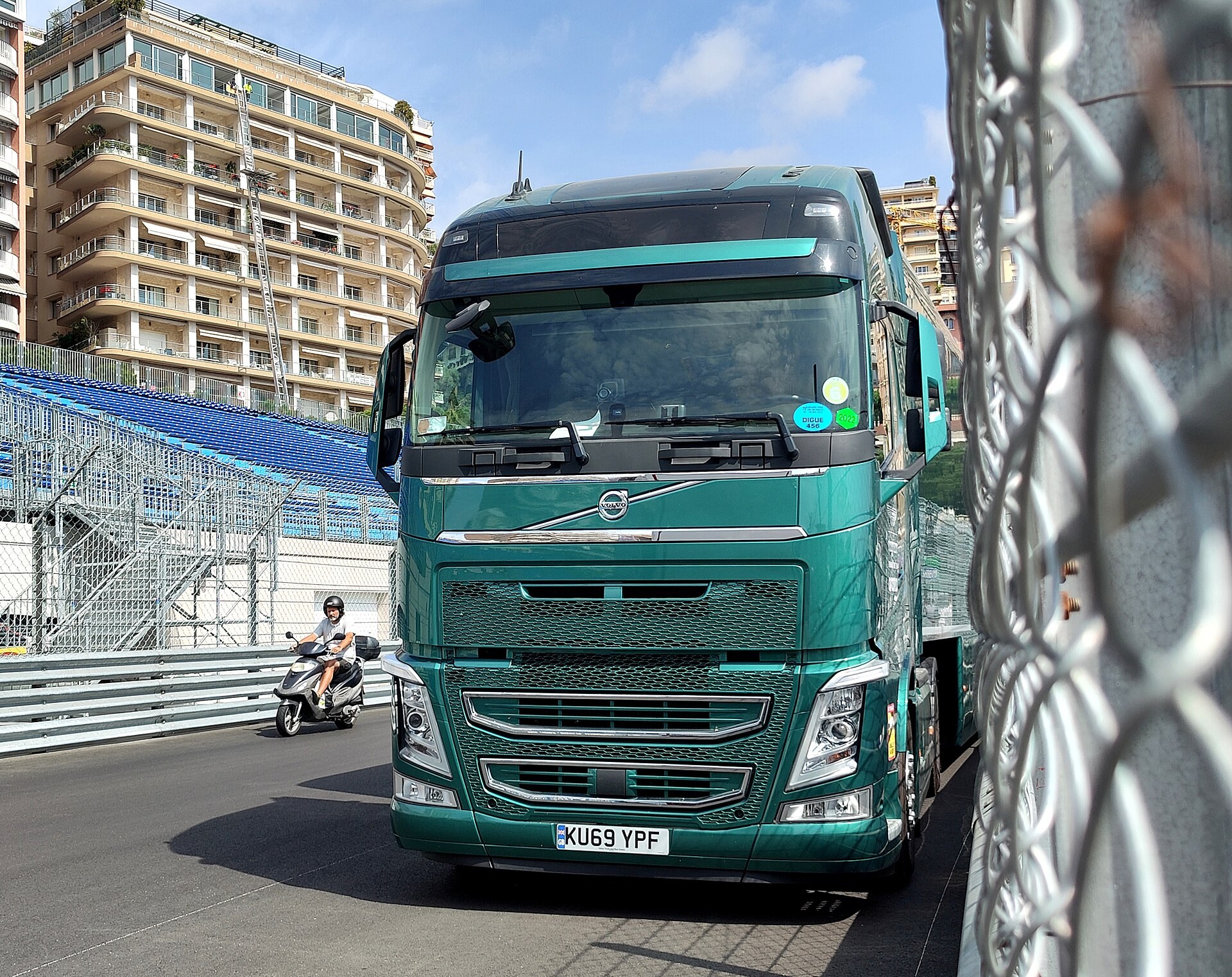 F1 車隊維修區策略室內，工程師面對大型數據螢幕同團隊電台，畫面為示意圖。