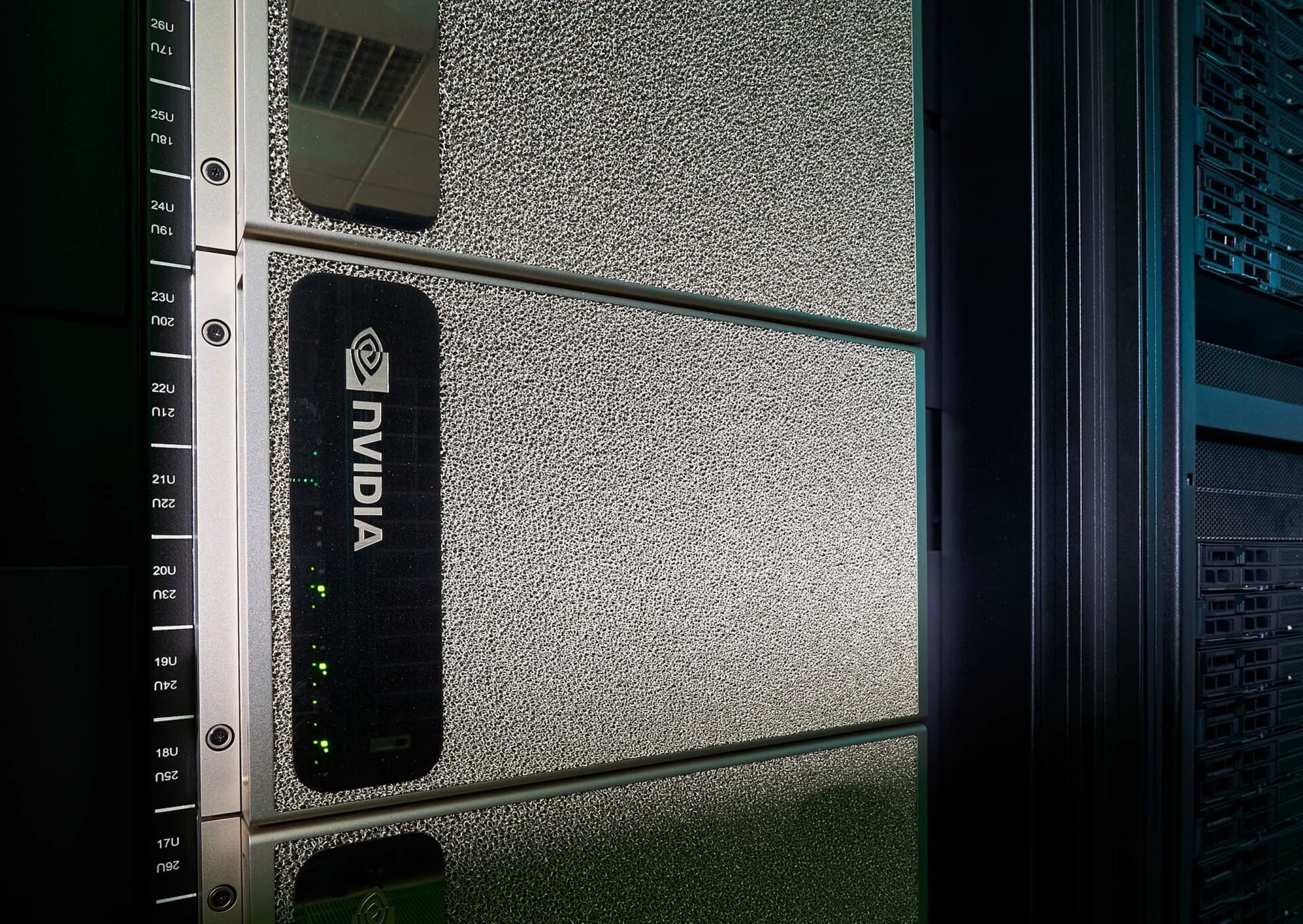 資料中心 GPU 伺服器機櫃同螢幕上嘅測試數據