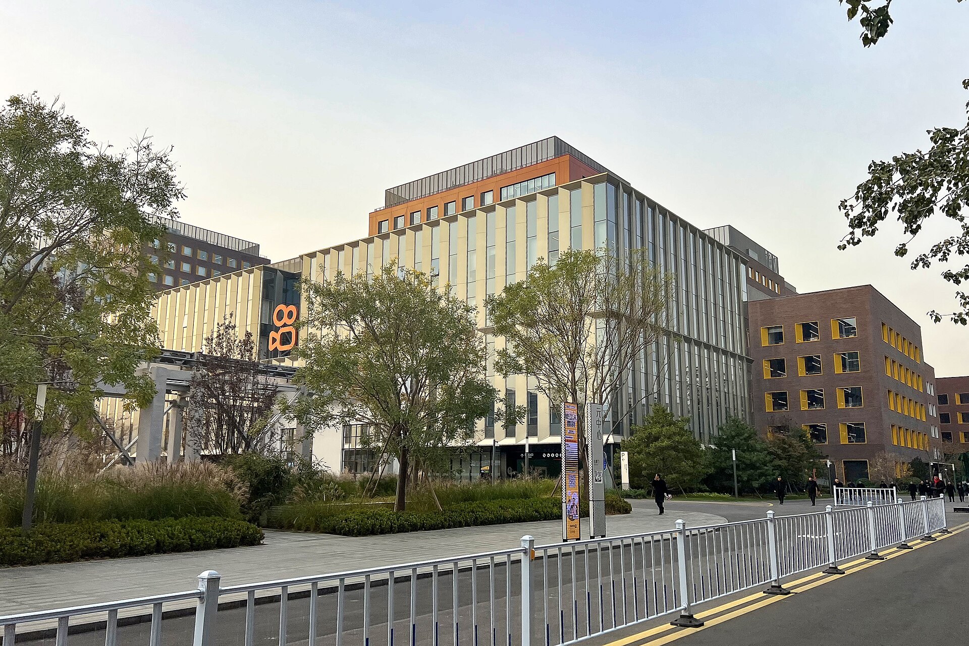 示意圖：數個經典中國影視角色形象同短視頻平台介面，代表AI生成內容遭監管下架