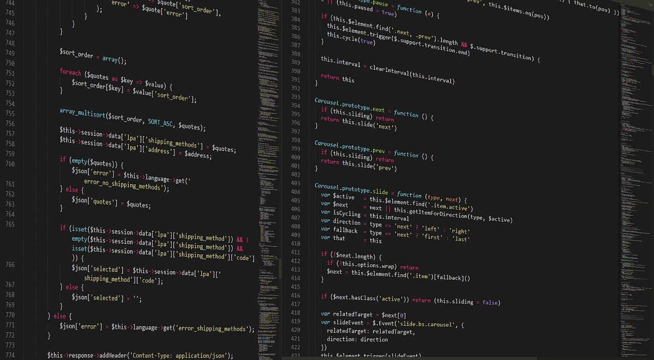 開發者工位上兩塊螢幕：一塊顯示 PHP 代碼，另一塊顯示 Java Spring Boot 代碼，背景有開發者雙手在鍵盤操作，面部未顯現。