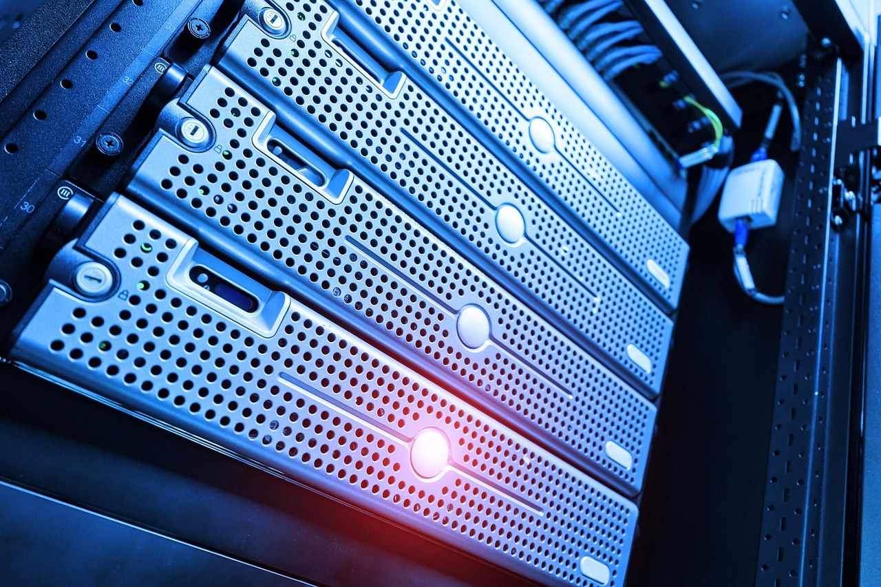 寫住 AWS 字樣嘅伺服器機房示意圖，背景有帳單同計費圖表浮現