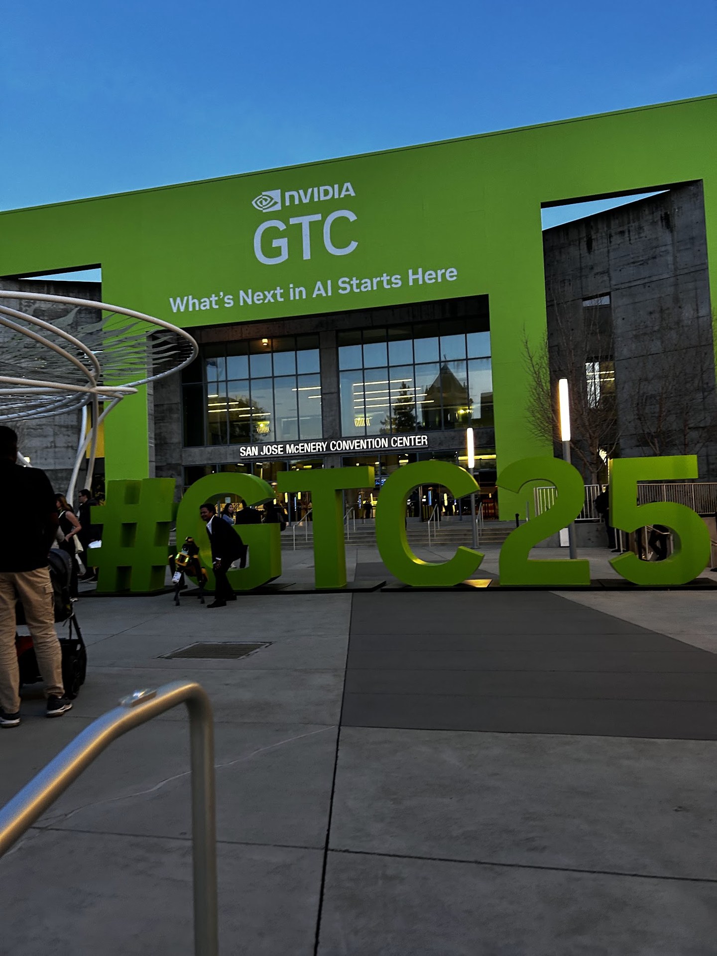 GTC Berlin 大型會議舞台，巨型屏幕顯示 AI 硬件產品簡報，会场空無一人