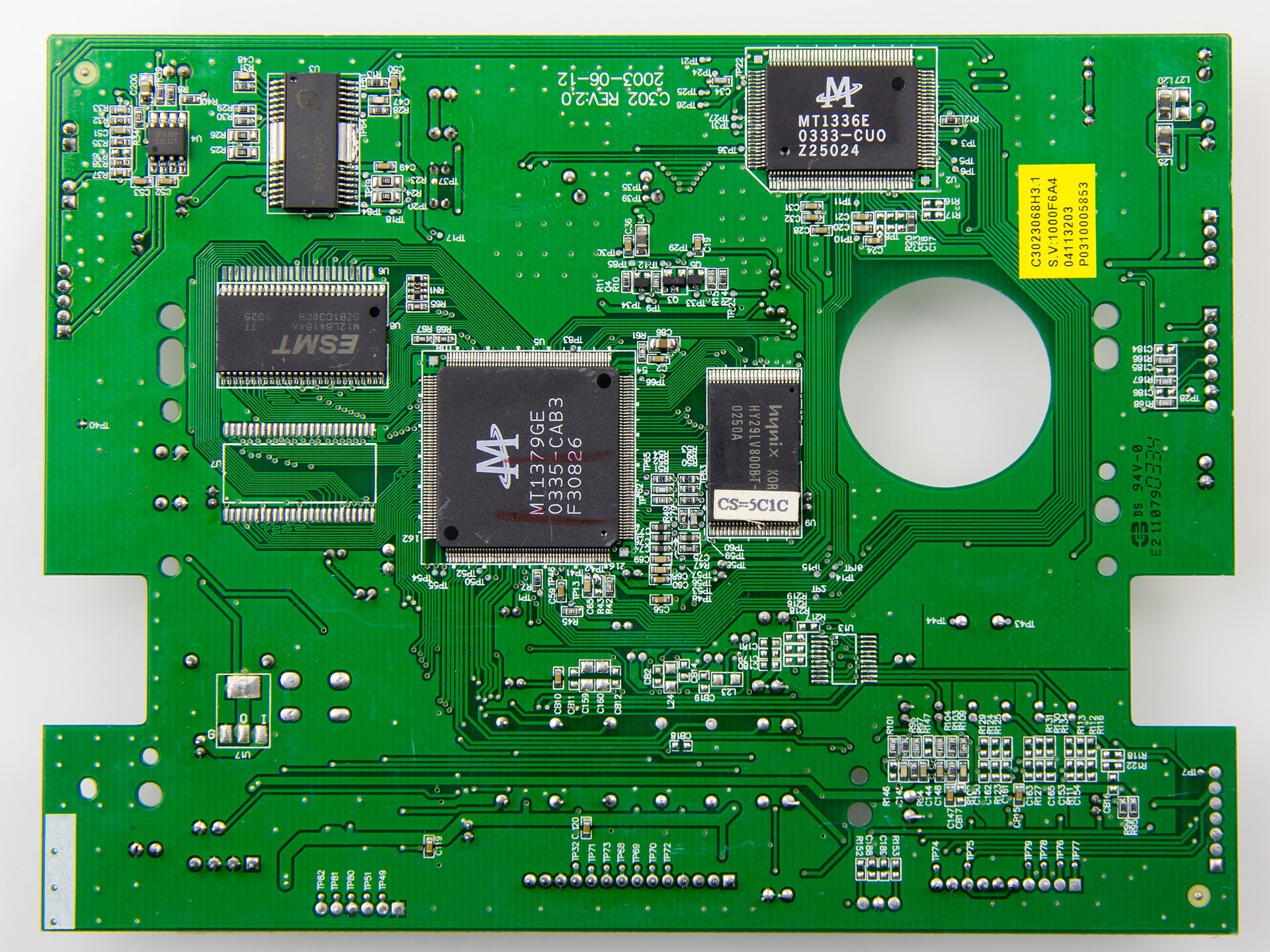 印有細密線路嘅印刷電路板（PCB）特寫