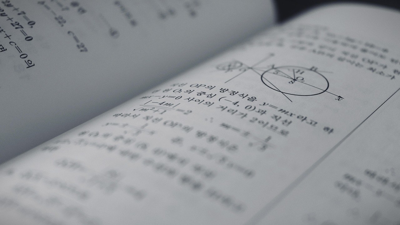 示意圖：伺服器機房上浮现數學公式，象徵 AI 模型與數學證明