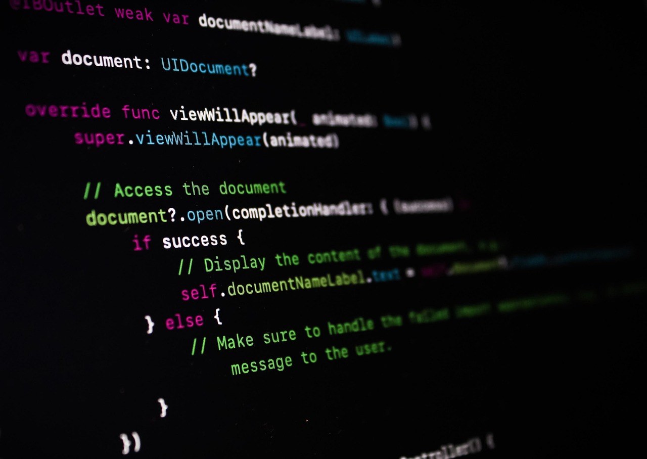 開發者桌面上嘅程式碼同 pull request（示意圖）