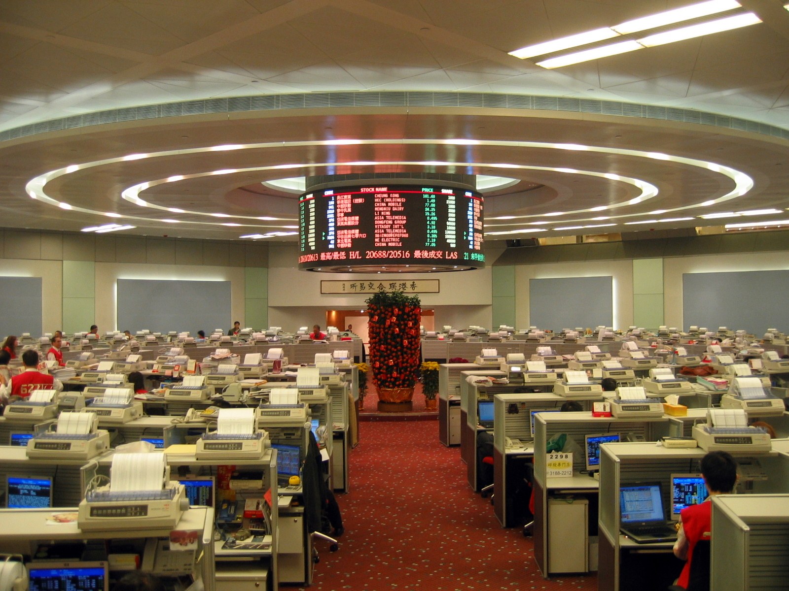 香港中環證券交易所前，玻璃幕牆倒映雲天，象徵一間內地AI公司傳聞最快明年首季赴港上市（示意圖）