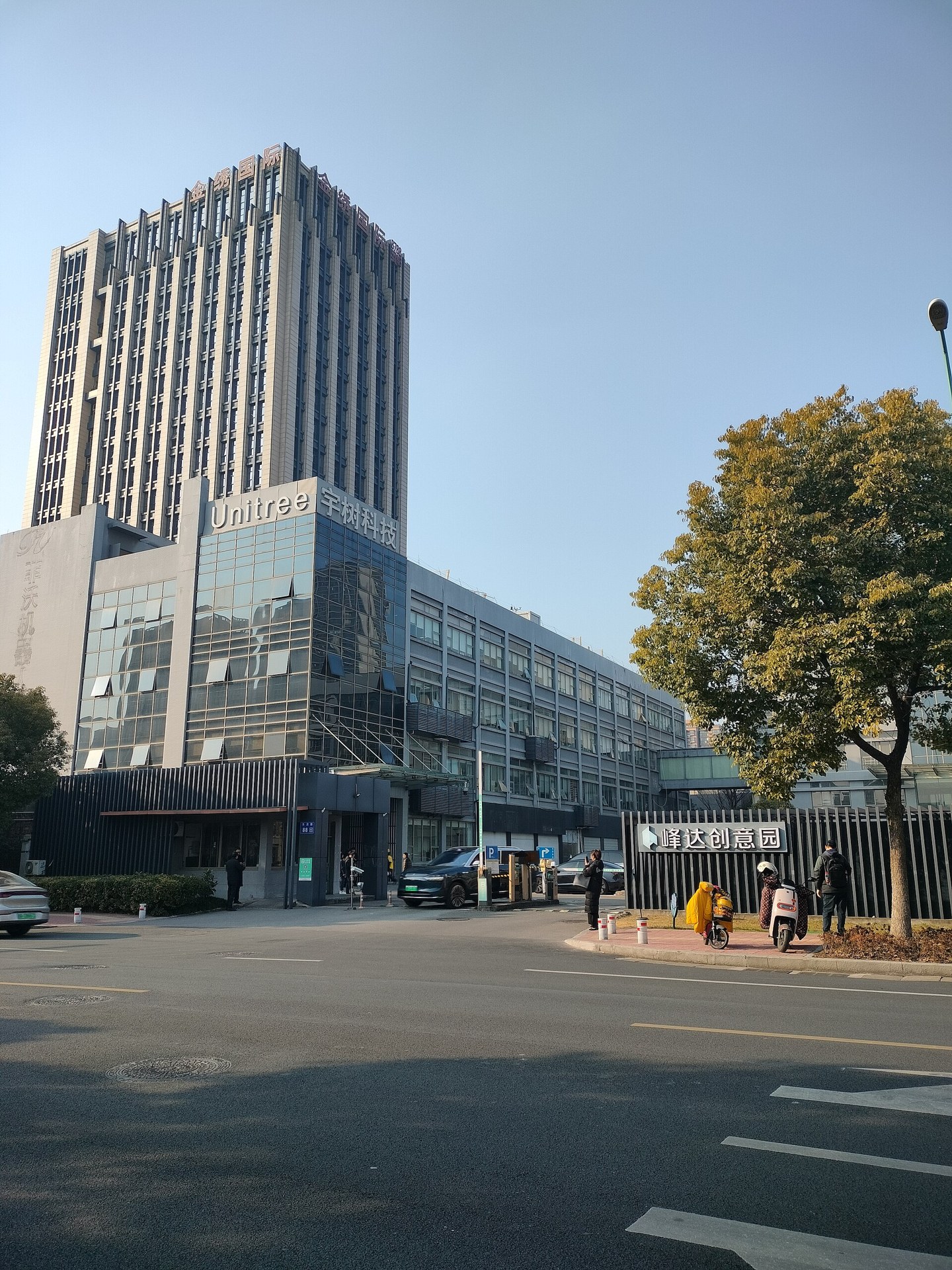 演示片廠內嘅H2-X人形機械人，身側係被踢凹車門嘅汽車
