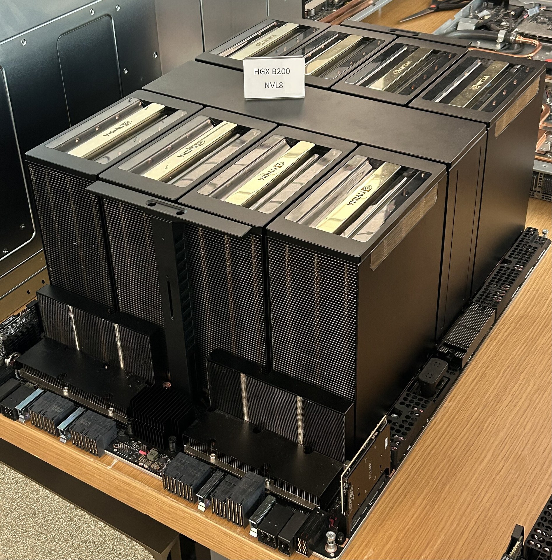 示意圖：AI 推理引擎運作示意，資料流經 GPU 晶片