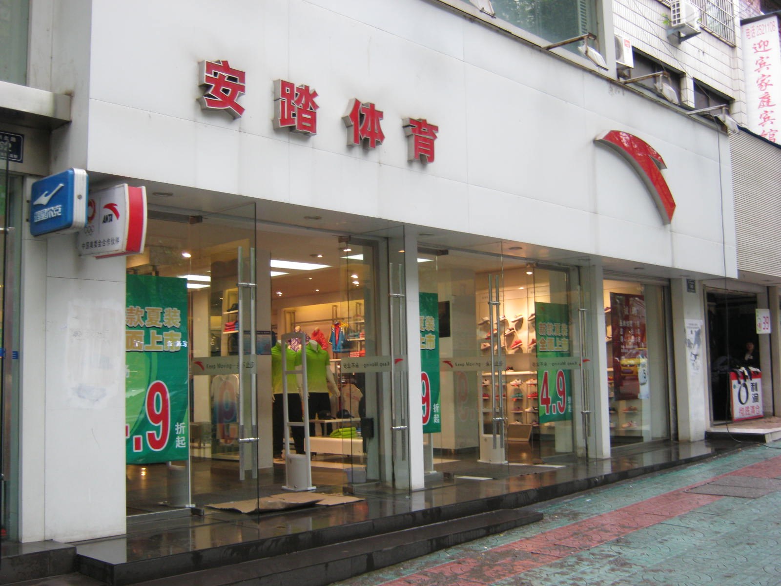 示意圖：AI 智能體（Agent）在電商平台處理訂單與退貨流程的抽象畫面