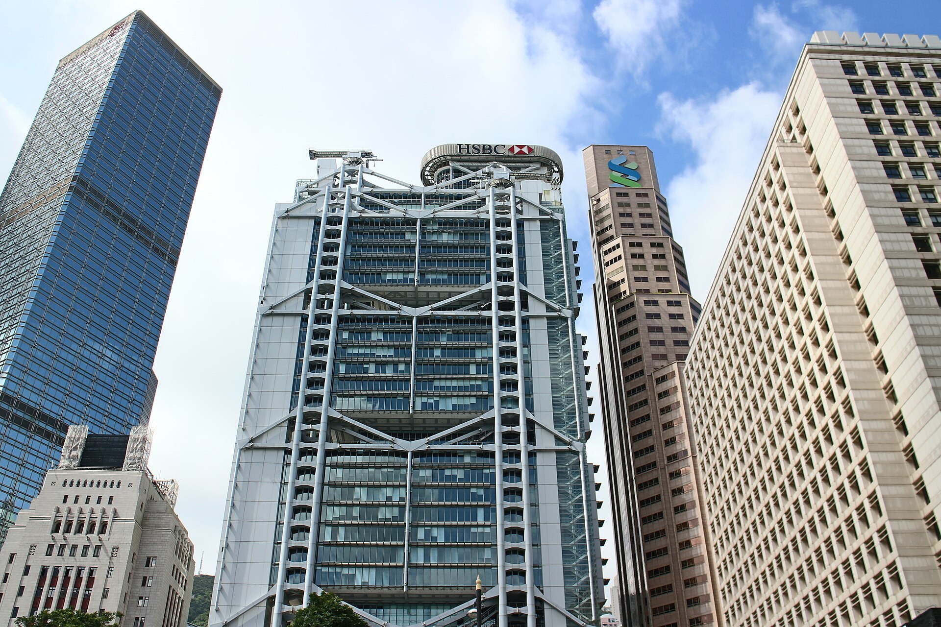 示意圖：香港中環銀行大廈及內部辦公室走廊