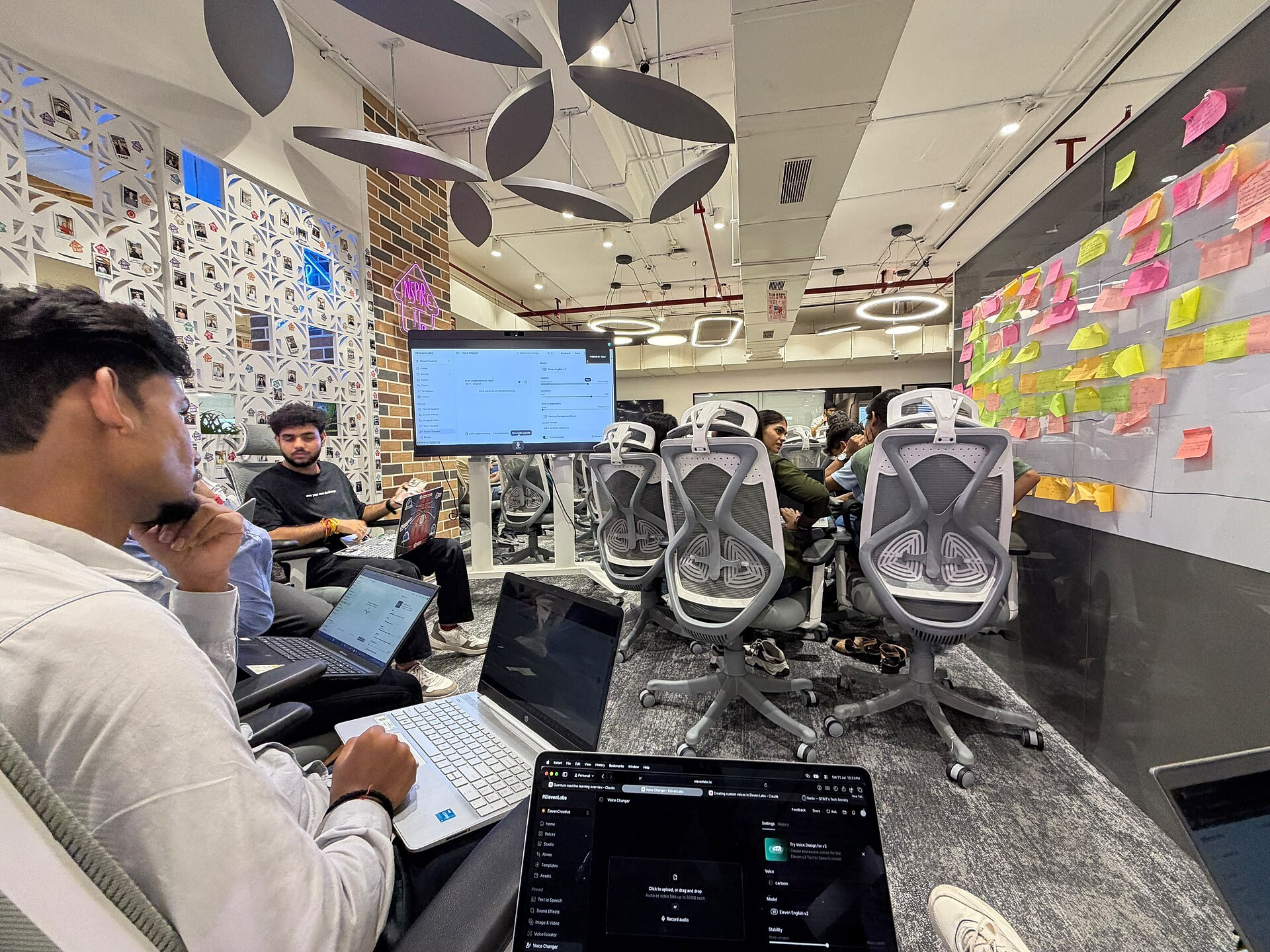伺服器機房同音訊波形顯示，示意 Elevenlabs 嘅語音處理基礎設施