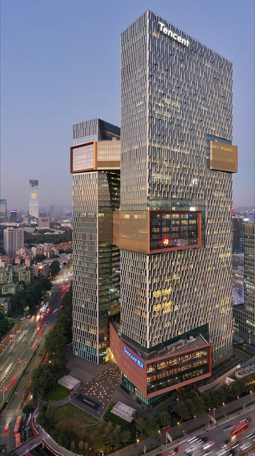 辦公室內嘅上班族喺電腦前睇到企業通訊界面上嘅側邊欄同文件面板（示意圖）
