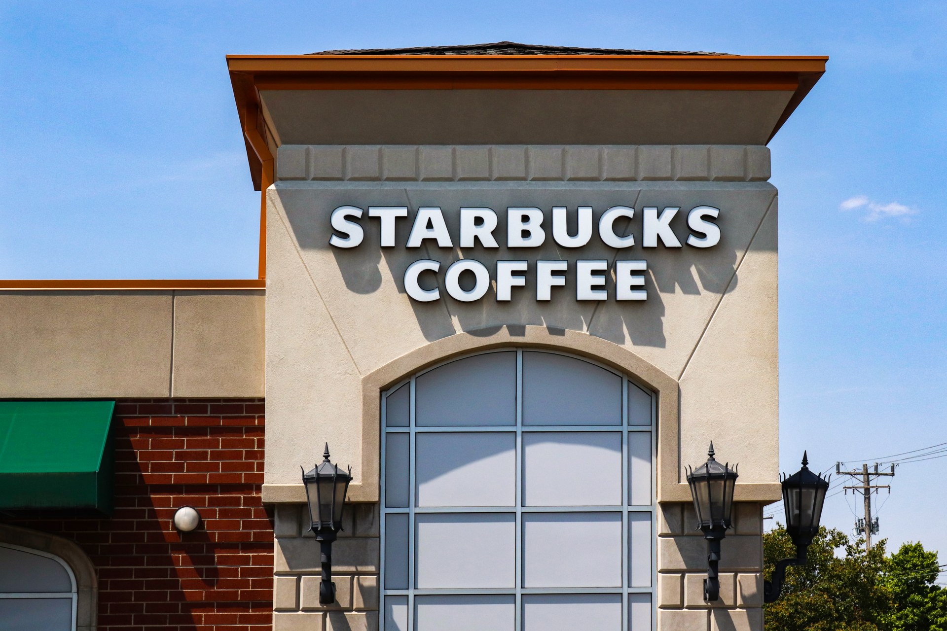 Starbucks 想 drive-thru 電子菜單「認出」你