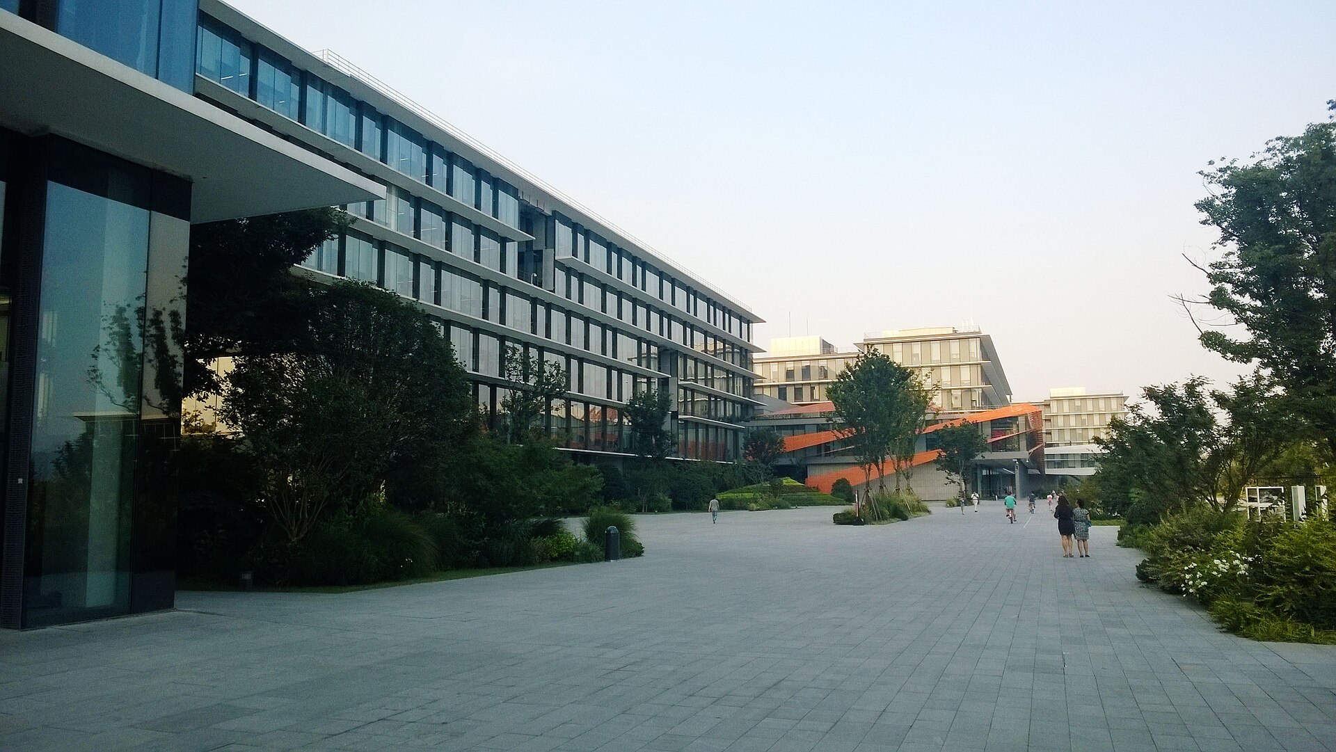 資料中心伺服器機房，背景有擴散模型去噪過程嘅示意圖像
