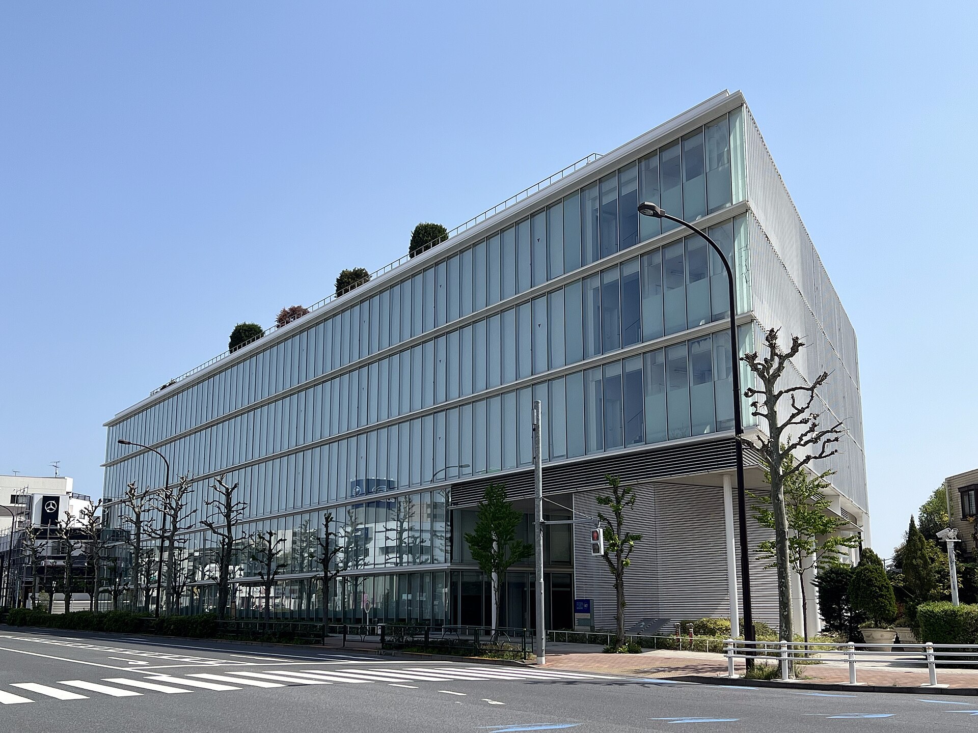 示意圖：企業辦公室內員工使用聊天機器人工作