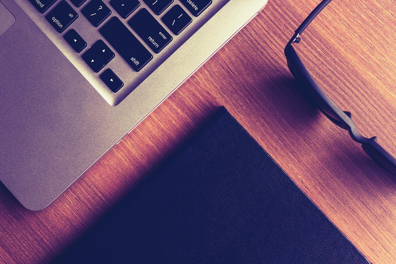 一台 MacBook 螢幕上顯示文字轉語音介面，文字流式生成同步播放語音，畫面呈現 Ollama 本地 AI 運行的工作環境