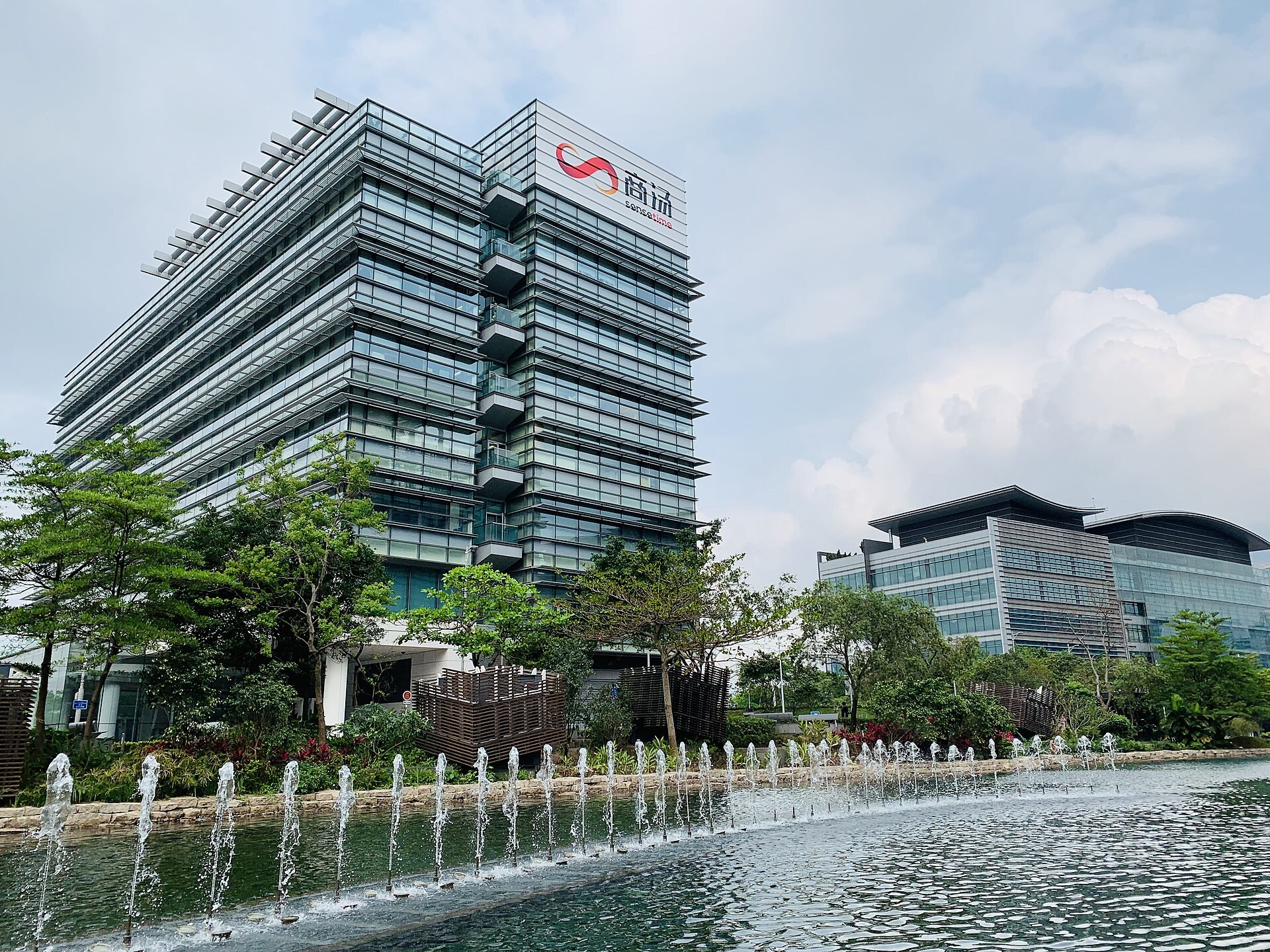無文字之新聞示意圖：企業級大型語言模型私有化部署場景之抽象視覺
