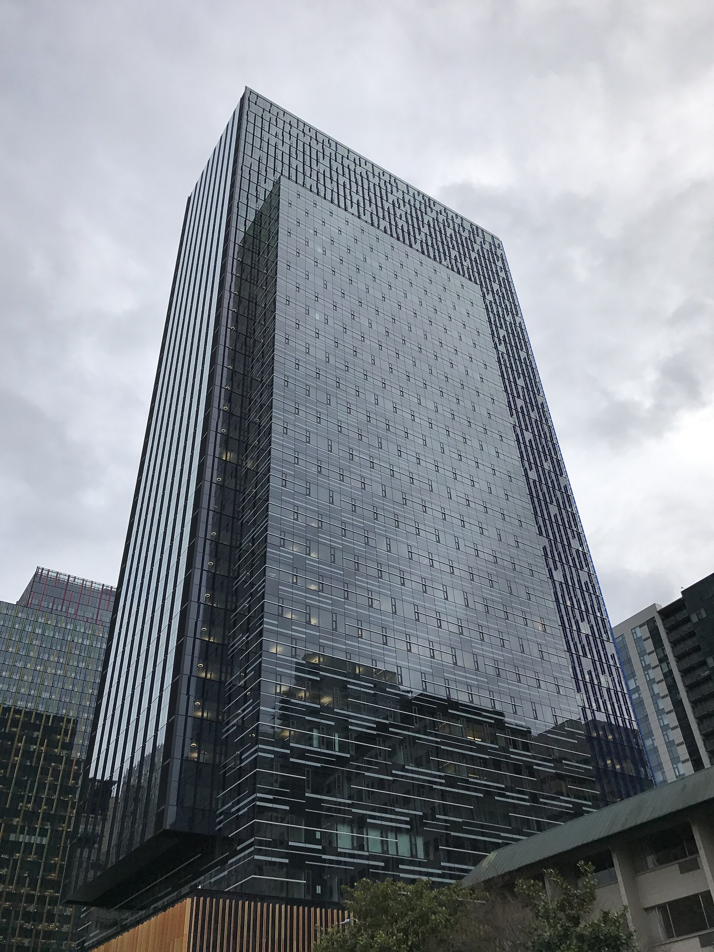 Amazon辦公室內嘅工程師，螢幕顯示程式碼