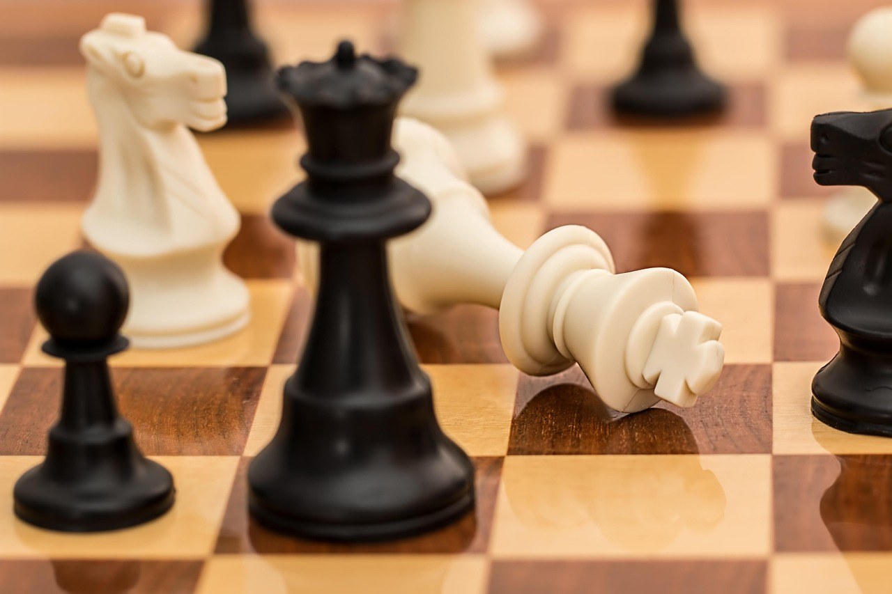 Genie 4 模擬環境示意圖：機械人在數字棋盤上移動棋子，背景顯示任務狀態介面