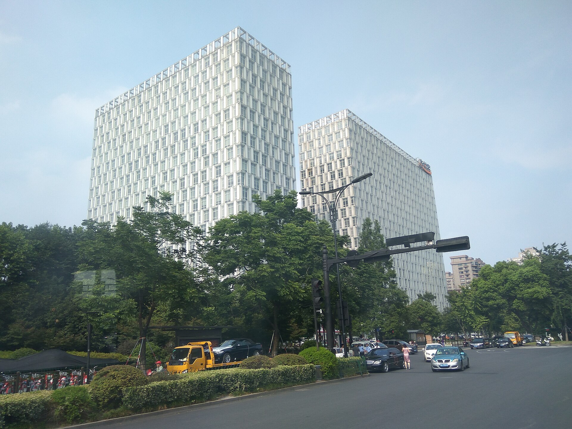 開發者喺黑客松現場編寫代碼，螢幕顯示支付交易串流（示意圖）