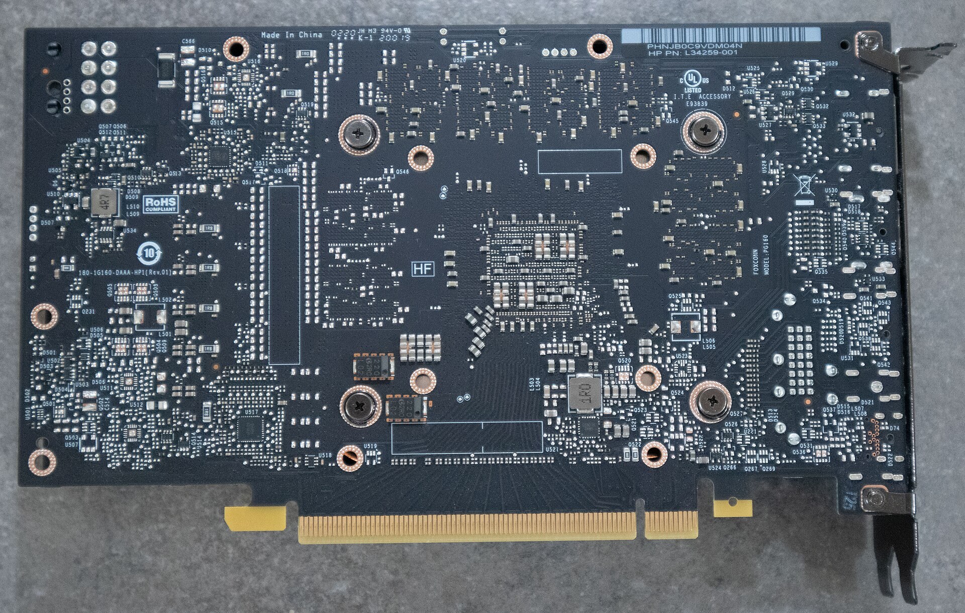 示意圖：本地部署嘅 4GB 小型 AI 語音助手，旁邊有 GPU、遊戲手柄同機械人臂