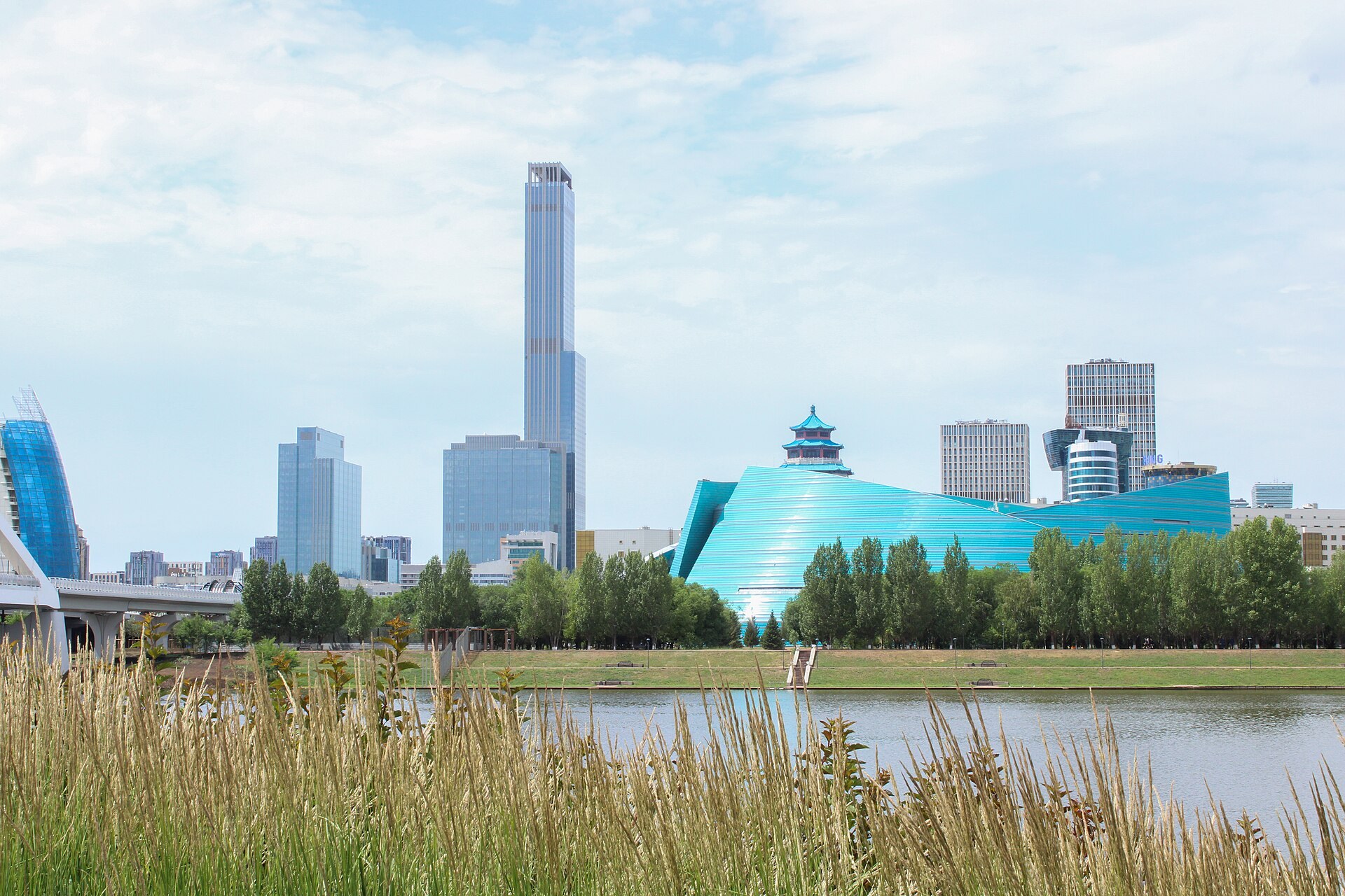 哈薩克斯坦阿斯塔納城市天際線，背景係大型數據中心建築，黃昏時分