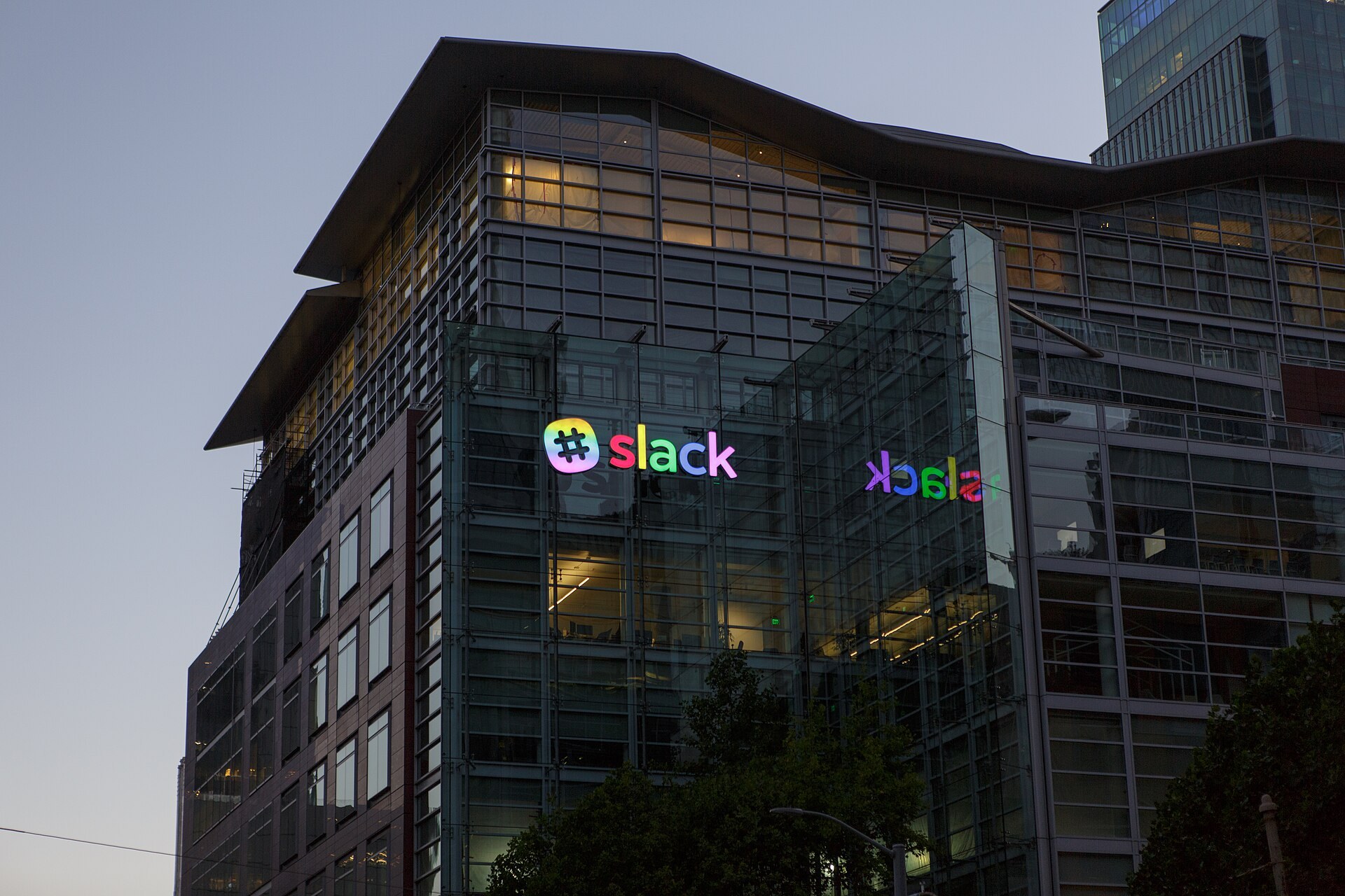 AI IT help desk 運作示意：員工喺 Slack channel 問問題，AI agent 即刻回應（示意圖）