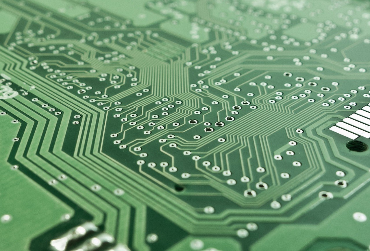 AI 搶盡產能：PCB 排單排到 2030，材料貴咗 12 倍