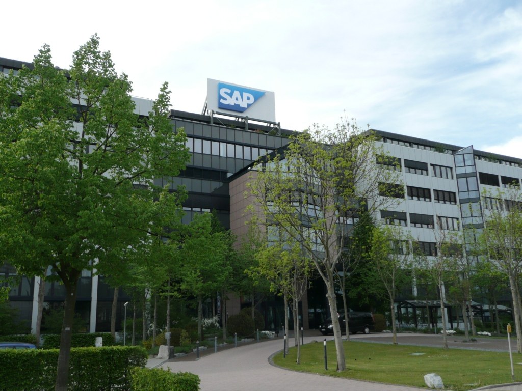 示意圖：企業 AI 代理通過管治閘道執行工作流，背景為數據中心伺服器架